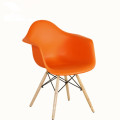 Chaise de salle à manger en plastique avec pieds en bois colorés et siège en PP